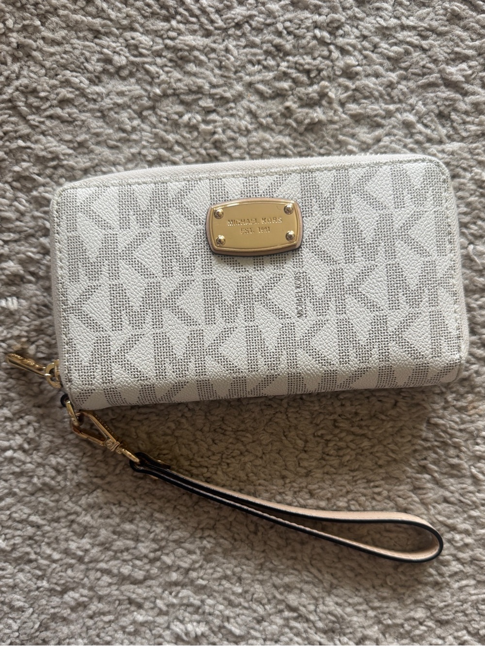 Michael Kors Michael Kors Jet set travel large wallet wristlet-make an offer ❤️✨